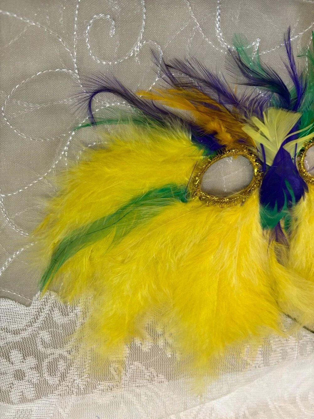 N/A feather mask